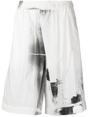 Julius pixelized-print detail bermuda shorts - White