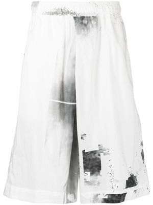 JULIUS tie-dye Bermuda shorts - White