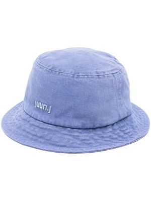 Juun.J embroidered-logo denim bucket hat - Blue