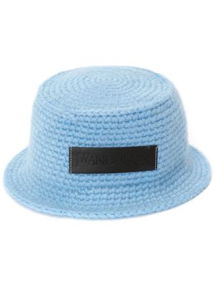 JW Anderson logo-patch knitted bucket hat - Blue