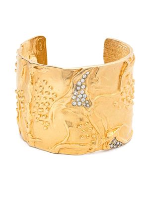 Kenneth Jay Lane crystal-embellished hammered cuff bracelet - Gold