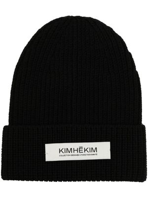 Kimhekim logo-patch ribbed-knit beanie - Black