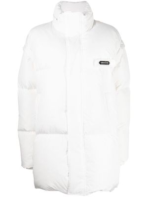 Kimhekim logo-plaque puffer jacket - White