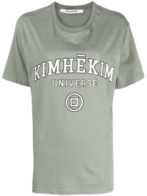 Kimhekim Universe logo-print cotton T-shirt - Green