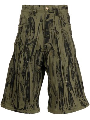 KUSIKOHC camouflage-pattern below-knee shorts - Green