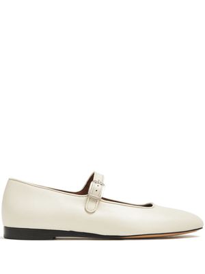 Le Monde Beryl buckle-fastening leather Mary Janes - White