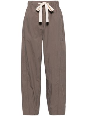 Lee Mathews Mina crinkled tapered pants - Grey