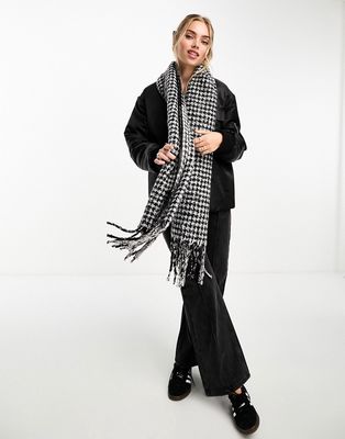 Lipsy knitted scarf in black and camel dogtooth-Multi