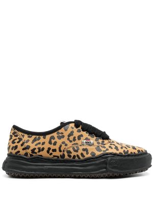 Maison Mihara Yasuhiro leopard-print low-top sneakers - Brown