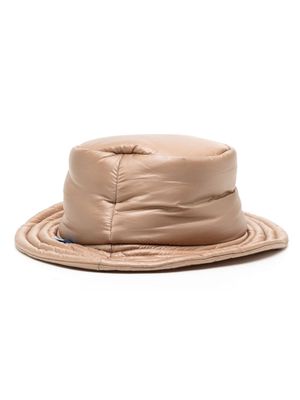 Maison Mihara Yasuhiro padded logo-tag bucket hat - Brown