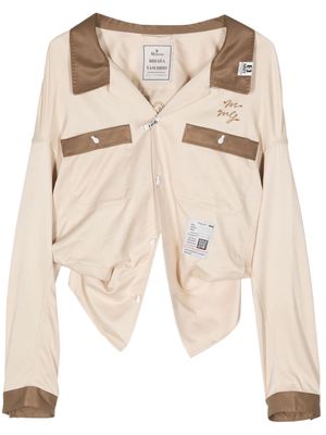 Maison MIHARA YASUHIRO slogan-embroidered cropped shirt - Brown