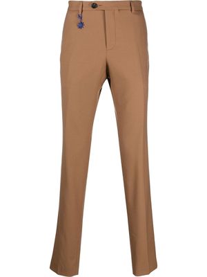 Manuel Ritz charm-detail tailored trousers - Brown