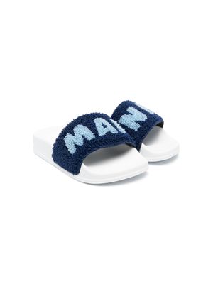 Marni Kids logo-print fleece flip flops - Blue