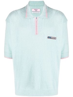 Martine Rose logo-patch knitted polo shirt - Blue
