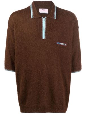 Martine Rose logo-patch knitted polo shirt - Brown