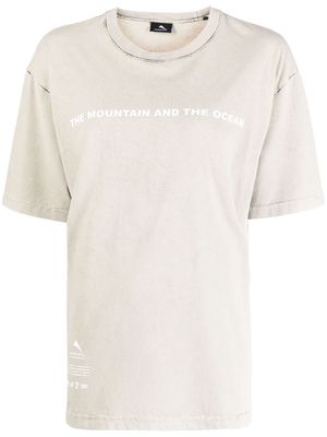 Mauna Kea slogan-print stonewashed T-shirt - Brown