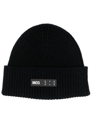 MCQ logo-patch ribbed-knit beanie - Black
