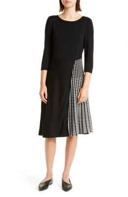 Misook Pleated Contrast Panel Knit Dress in Black/New Ivory