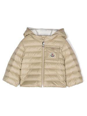 Moncler Enfant appliqué-logo padded jacket - Neutrals