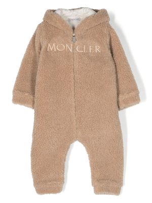 Moncler Enfant logo-embroidered teddy fleece romper - Brown