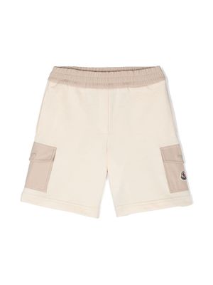 Moncler Enfant logo-patch cargo shorts - Neutrals