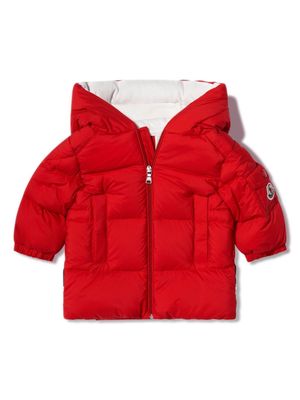 Moncler Enfant logo-patch hooded padded jacket - Red