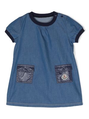 Moncler Enfant logo pockets denim dress - Blue