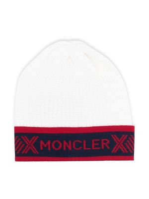 Moncler Enfant logo-trim knitted beanie - White