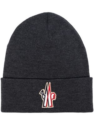 Moncler Grenoble logo patch knitted beanie - Grey