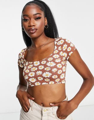Monki cropped T-shirt in brown daisy print