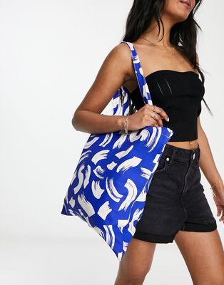 Monki swoosh print tote bag in blue and white-Multi