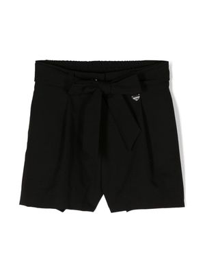 Monnalisa logo-charm belted pleated shorts - Black
