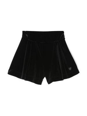Monnalisa logo-plaque pleated velvet shorts - Black