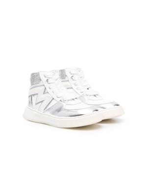 Monnalisa metallic logo-patch sneakers - White