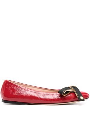 Moschino bow-detail patent ballerina shoes - Red