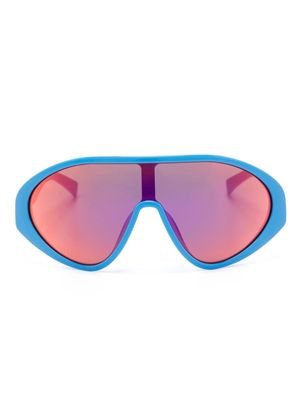 Moschino Eyewear logo-embossed shield-frame sunglasses - Blue