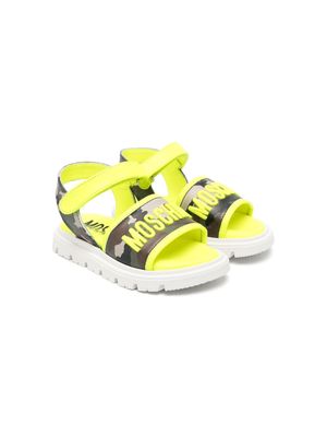 Moschino Kids camouflage-print leather sandals - Yellow