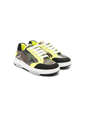 Moschino Kids camouflage-print leather sneakers - Brown