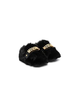Moschino Kids faux-fur logo slippers - Black