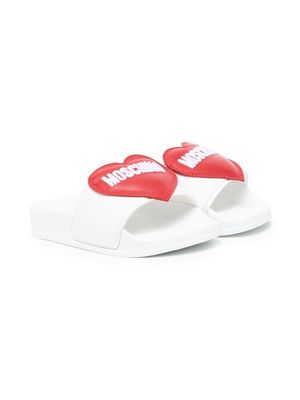 Moschino Kids heart patch pool slides - White