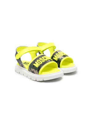 Moschino Kids logo-embroidered camouflage sandals - Yellow