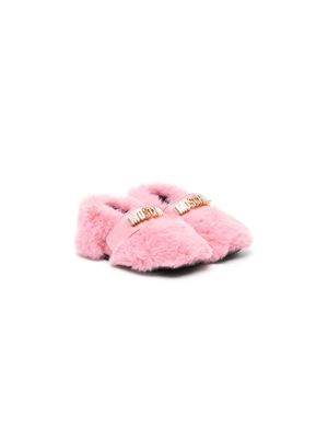 Moschino Kids logo-lettering faux-fur ballerina shoes - Pink