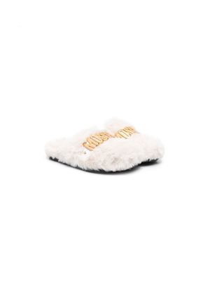Moschino Kids logo-plaque faux-fur slippers - White