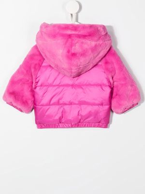 Moschino Kids padded faux-fur hooded jacket - Pink