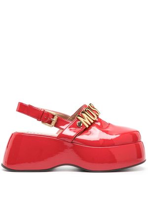 Moschino logo-lettering slingback wedge clogs - Red