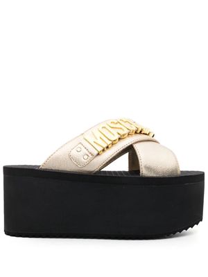 Moschino logo-plaque flatform sandals - Gold