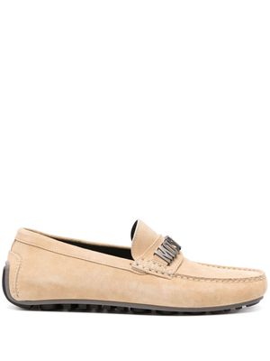 Moschino logo-plaque suede loafers - Brown