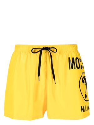 Moschino logo-print beach shorts - Yellow