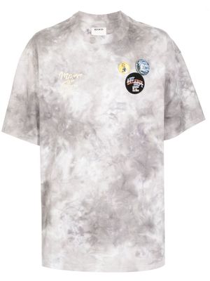 Musium Div. badge-detail tie-dye T-shirt - Grey