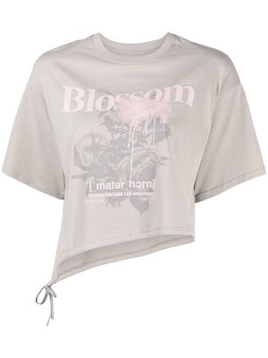Musium Div. blossom-print asymmetric cropped T-shirt - Grey
